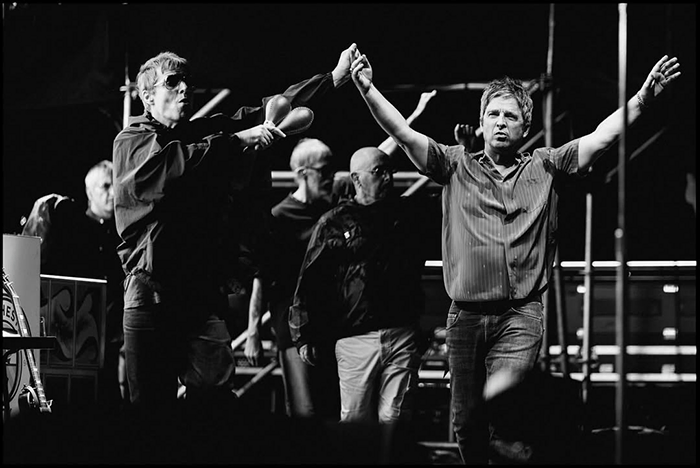 Noel y Liam juntos agarrados de la mano en el escenario Oasis Estadio River Plate Buenos Aires