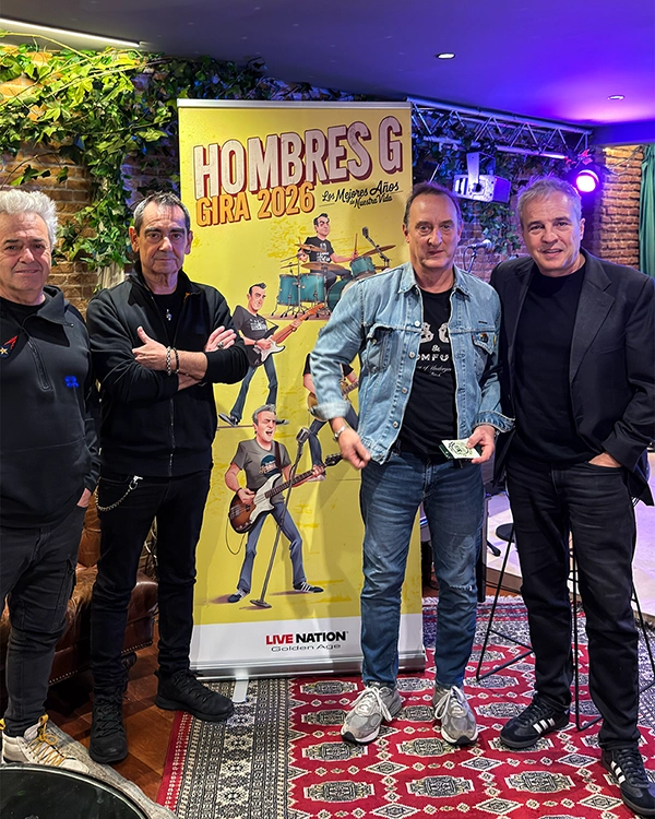 Integrantes de Hombres G frente al cartel de su gira 2026 Hombres G Los Mejores Años de Nuestra Vida Tour 2026