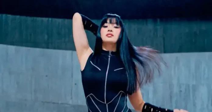 Tami Tamako durante el videoclip de Jaque Mate con estética moderna y actitud segura