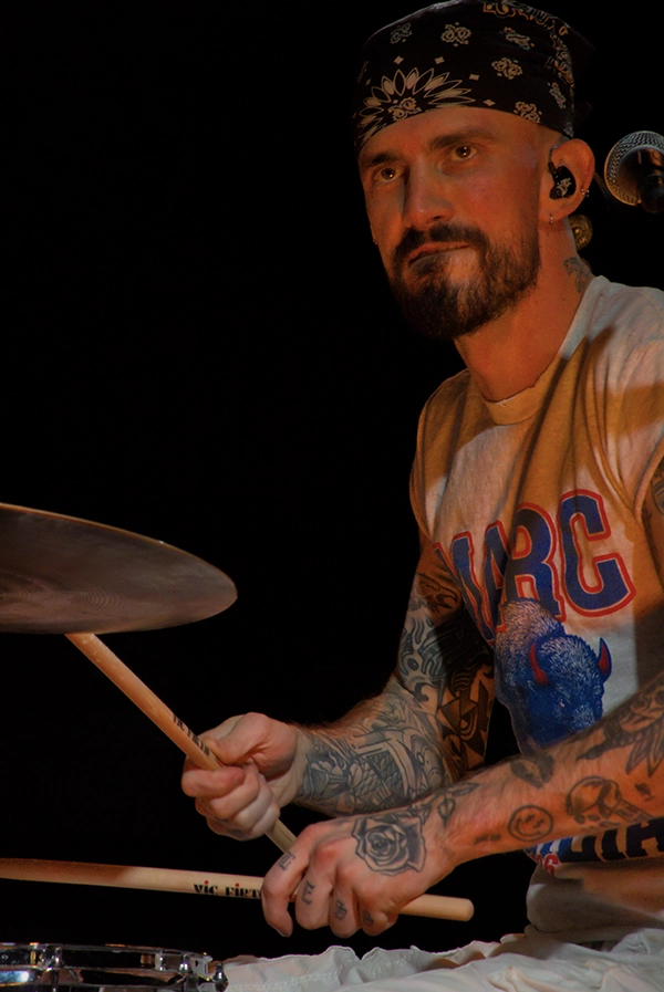 Garrett P. Tyler tocando la batería Marc Sicilia Madrid