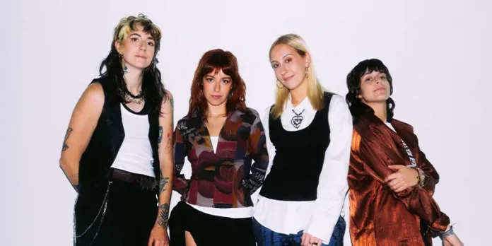 La banda de rock/pop Ginebras posando con Magüi, Sandra, Raquel y Juls