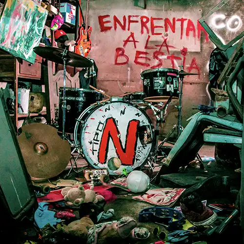 Portada del álbum Enfrentar a la Bestia de Tipo N, mostrando la batería quemada y el estudio sucio Tipo N Enfrentar a la Bestia