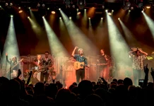 Mr. Kilombo y el arte de ordenar el caos: Reseña de su show en La Riviera 18MR KILOMBO HENRIQUE PRATAS BORDE LARGO 800PX