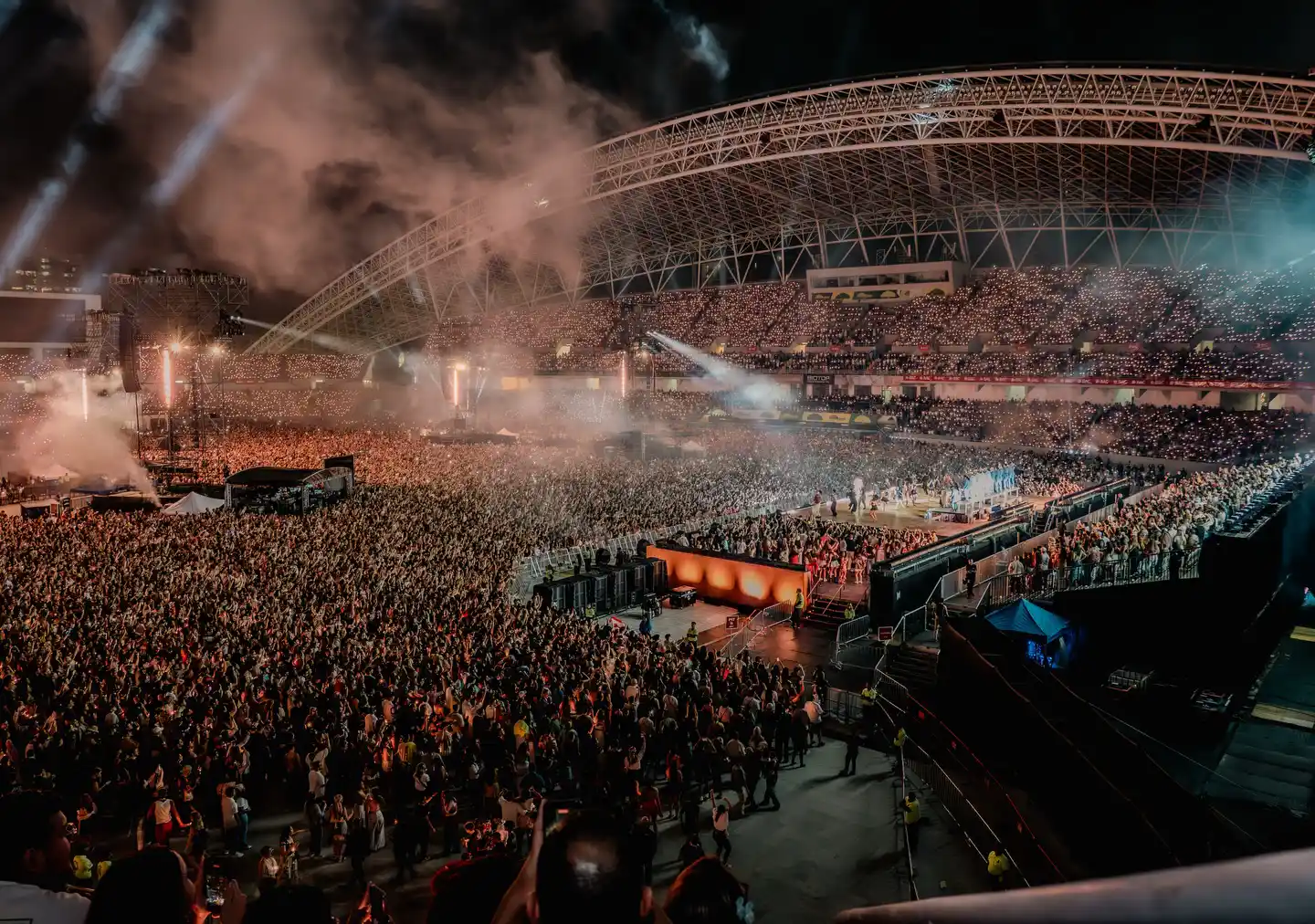 Asistentes del concierto de Bad Bunny dentro del stadium nacional de costa rica, foto por Backstage Magazine @sergio cespedes esquivel Estadium Bad Bunny en Costa Rica
