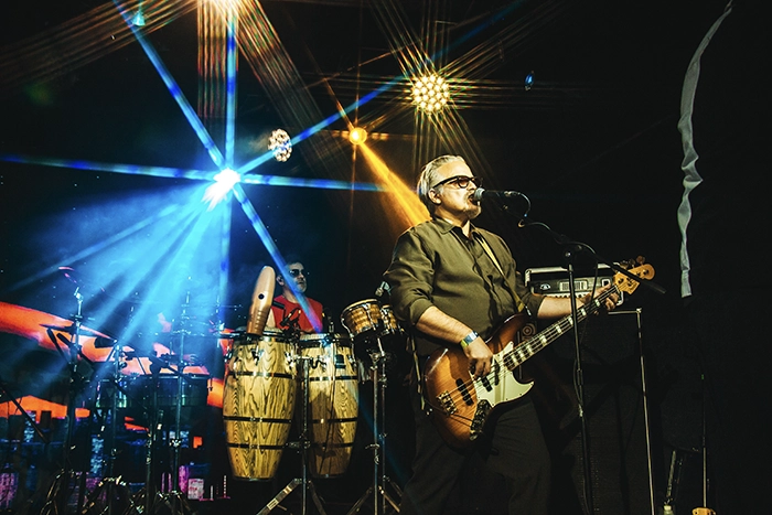 Bajista de Los Amigos Invisibles en tarima del Caracas Music Hall Tres noches en Caracas con Los Amigos Invisibles