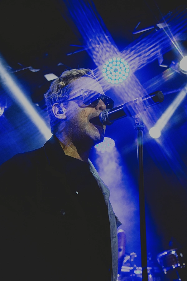 Julio Briceño cantando Tres noches en Caracas con Los Amigos Invisibles