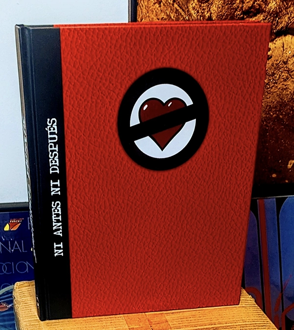 Primer plano del libro Ni Antes Ni Después, de tapa dura roja con textura, con el logo de Sentimiento Muerto (un corazón tachado) en el centro Ni antes ni después Sentimiento Muerto