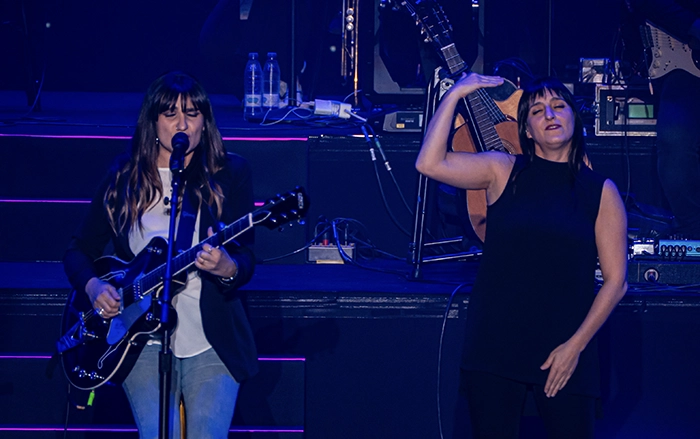 ROZALÉN BILLBOARD N0 1 STARLITE Billboard No. 1s en español en Madrid