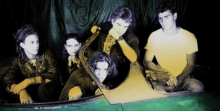 Foto de la banda venezolana Sentimiento Muerto en sus inicios, con cinco jóvenes en un encuadre oscuro con tonos amarillos, morados y verdes Ni antes ni después Sentimiento Muerto