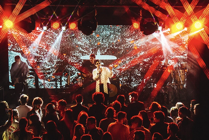 Valeriano teloneando a Los Amigos Invisibles Tres noches en Caracas con Los Amigos Invisibles