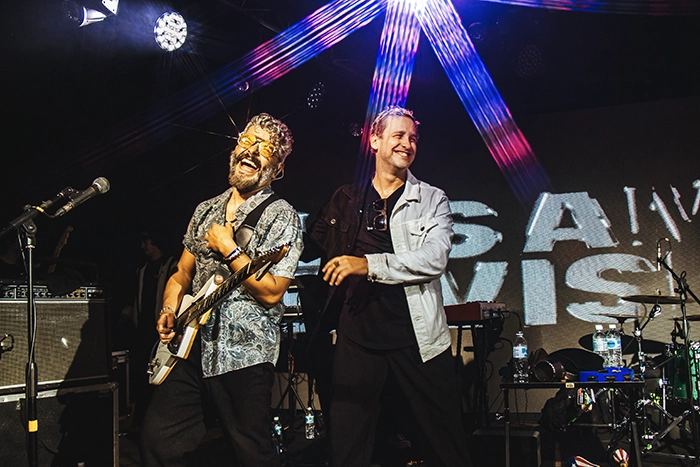 Vocalista y guitarrista de los amigos invisibles dando show Tres noches en Caracas con Los Amigos Invisibles