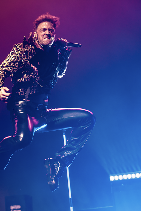 vocalista de shinova saltando en tarima Shinova vuelve a Madrid