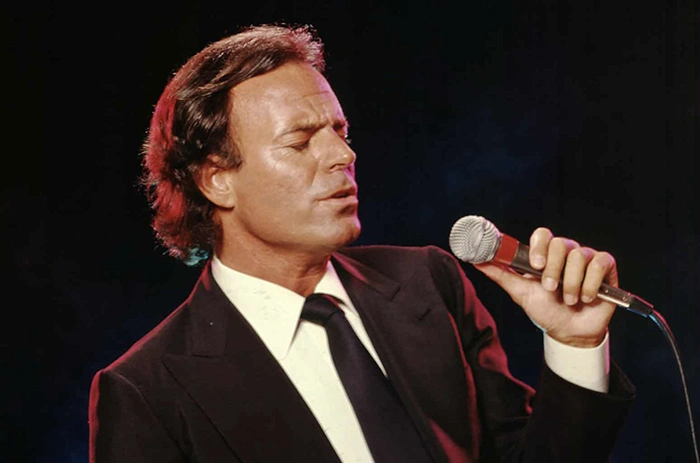 Julio Iglesias cantando Escándalo Julio Iglesias 2026
