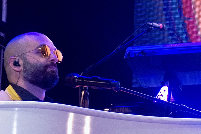 Rodrigo tocando piano en vivo Pascu y Rodri Movistar Arena