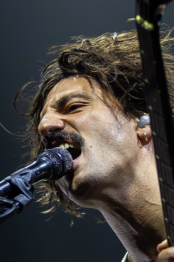 Vocalista de Sexy Zebras cantando Sexy Zebras en Inverfest 2026