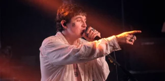 Dillom en La Riviera: La nueva liturgia del rock en español Arepa Volátil noticias musicales