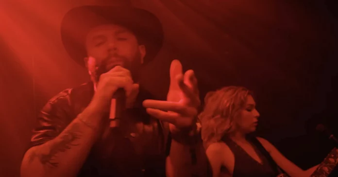 The Warning y Carín León