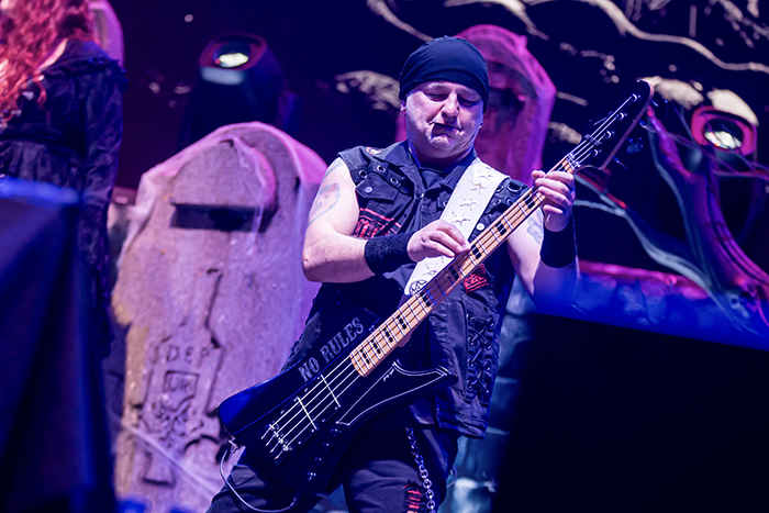 Bajista de Mago de oz en vivo en Madrid Reseña Mägo de Oz en Madrid 2026