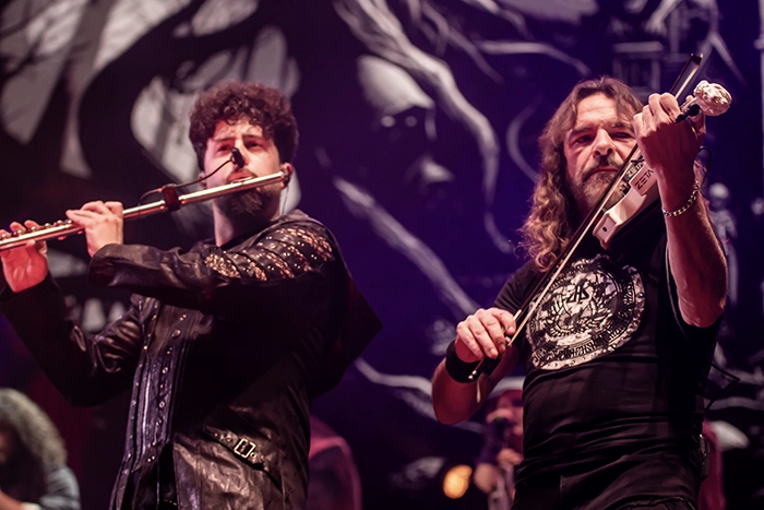 Flautista y violinista de Mago de Oz en vivo en Madrid 2026 Reseña Mägo de Oz en Madrid 2026