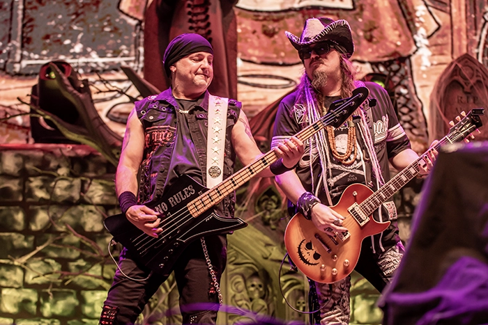 Guitarra y bajo Mago de Oz Reseña Mägo de Oz en Madrid 2026