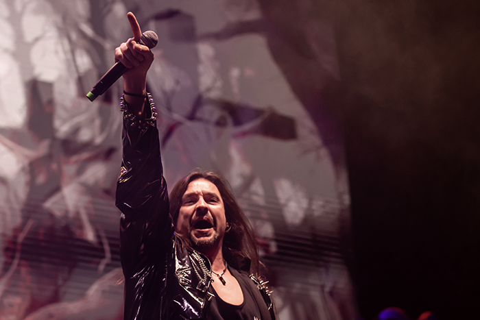 Vocalista de Mago de Oz en concierto Reseña Mägo de Oz en Madrid 2026