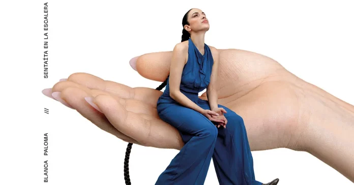 Blanca Paloma Sentaíta En La Escalera