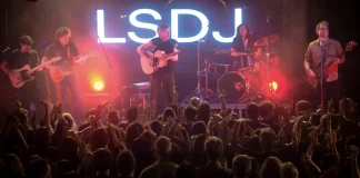 La Sonrisa de Julia convierte la Sala Mon en un ritual eléctrico y emocional Arepa Volátil noticias musicales