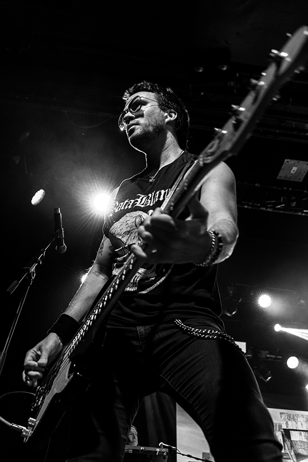 Bajista Rata Blanca en directo La Riviera Rata Blanca en Madrid